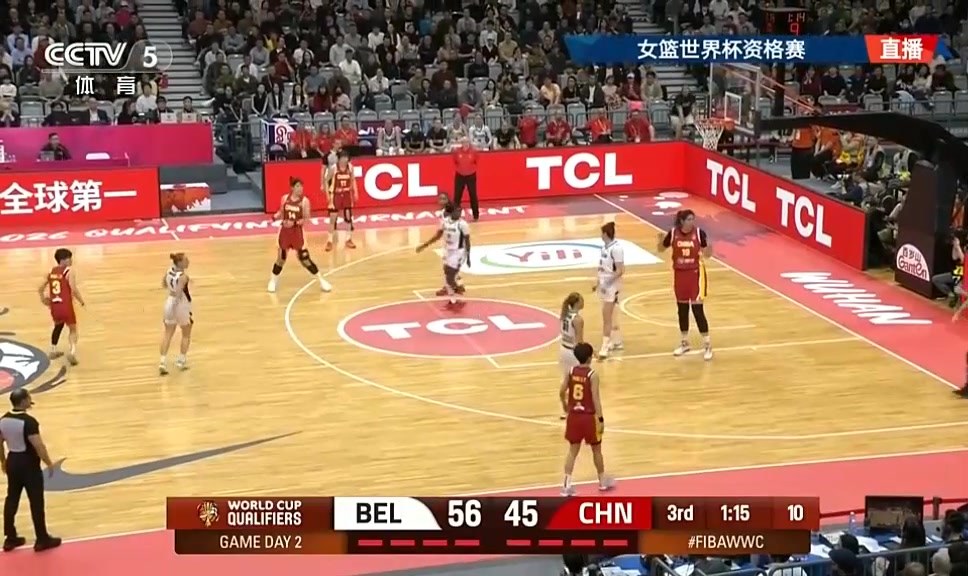 比利时真拼啊！张子宇打到对方头被吹犯规+被抢断+小宝险被断