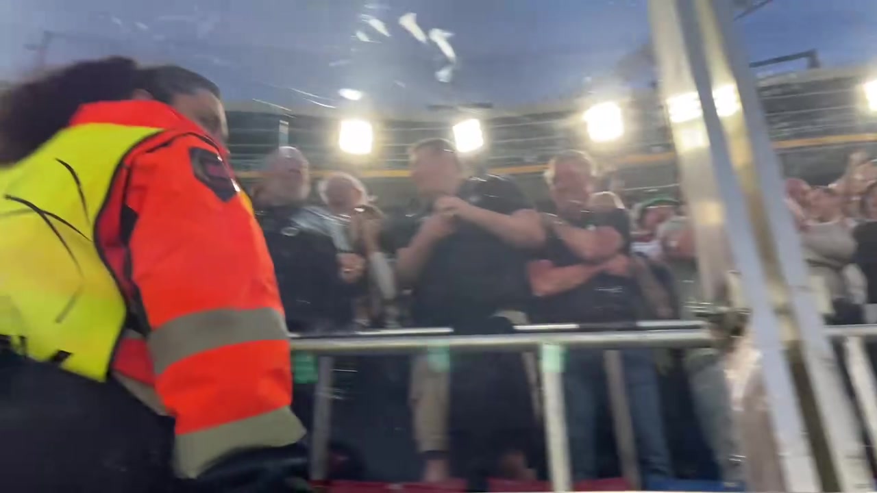 欢声笑语和曲调悲怆！巴萨狂胜纽卡，现场两边球迷的状态！