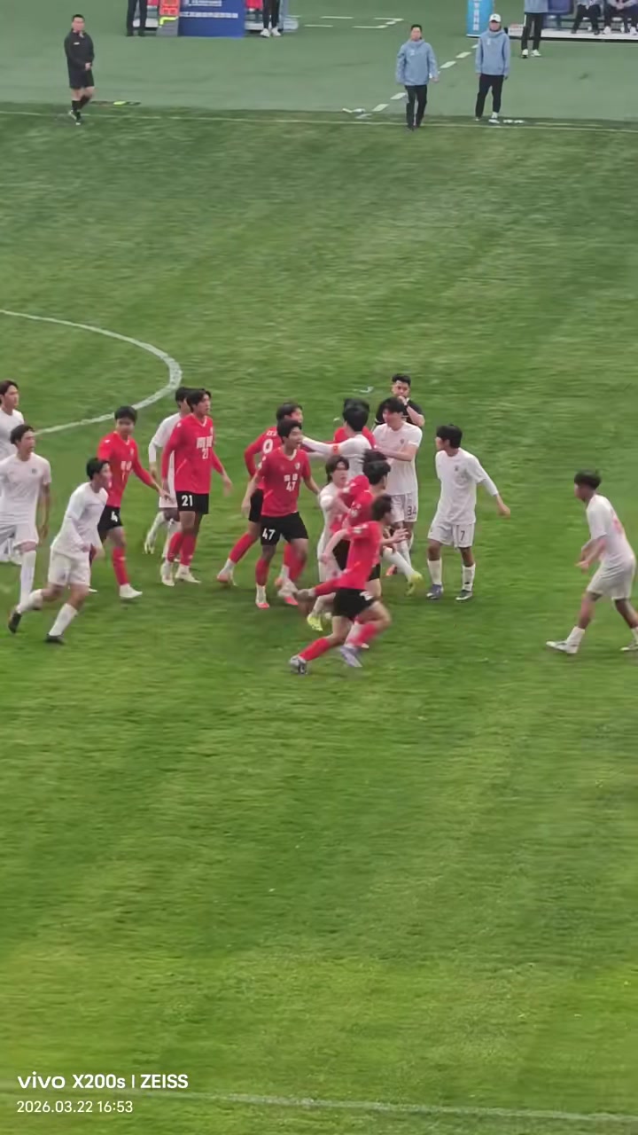 还踢啥球了！南通队v海港热身赛场面火爆激烈，堪比角斗场