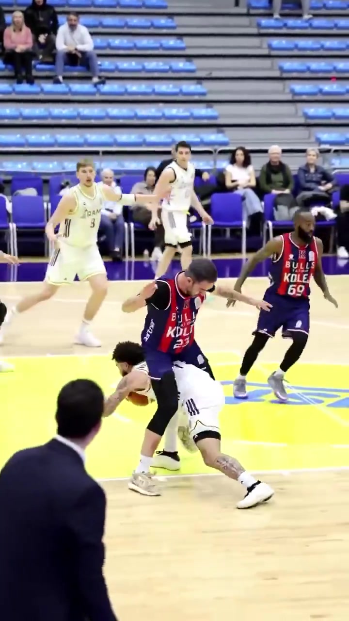 这是真正意义上的“胯下过人”