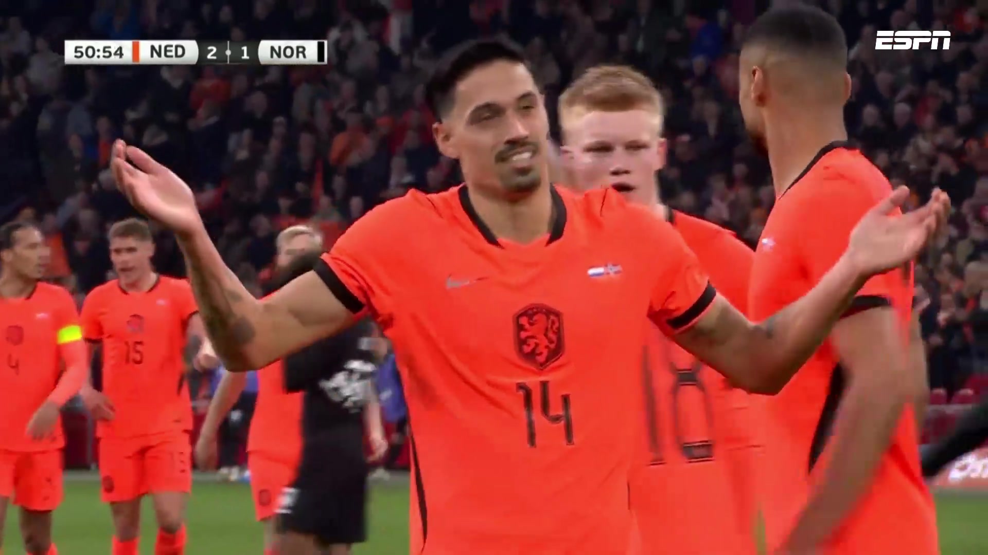 荷兰2-1反超比分！邓弗里斯横传，赖因德斯无人盯防打门得手