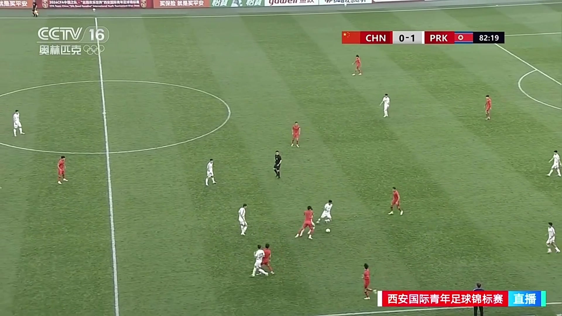 U23国足球员停球3米外，随后被朝鲜球员连续一脚传递配合