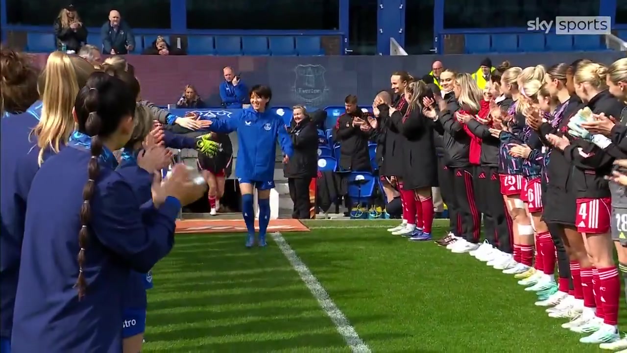 埃弗顿女足vs利物浦女足赛前，双方球员为5名日本女足国脚列队