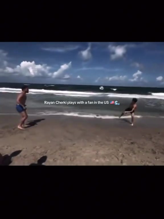 球迷水平也不错啊！谢尔基此前在美国沙滩和球迷一起踢球！