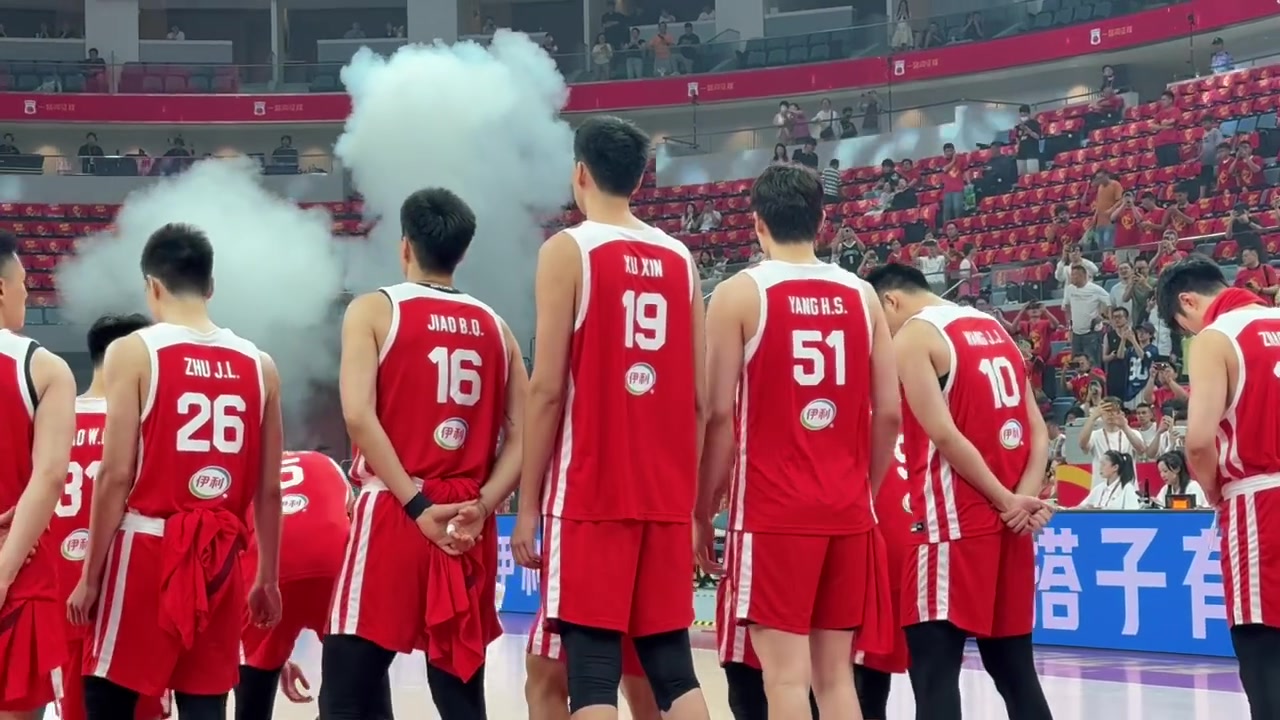 心系儿子~杨瀚森的父母今天也来到现场观战中国男篮！